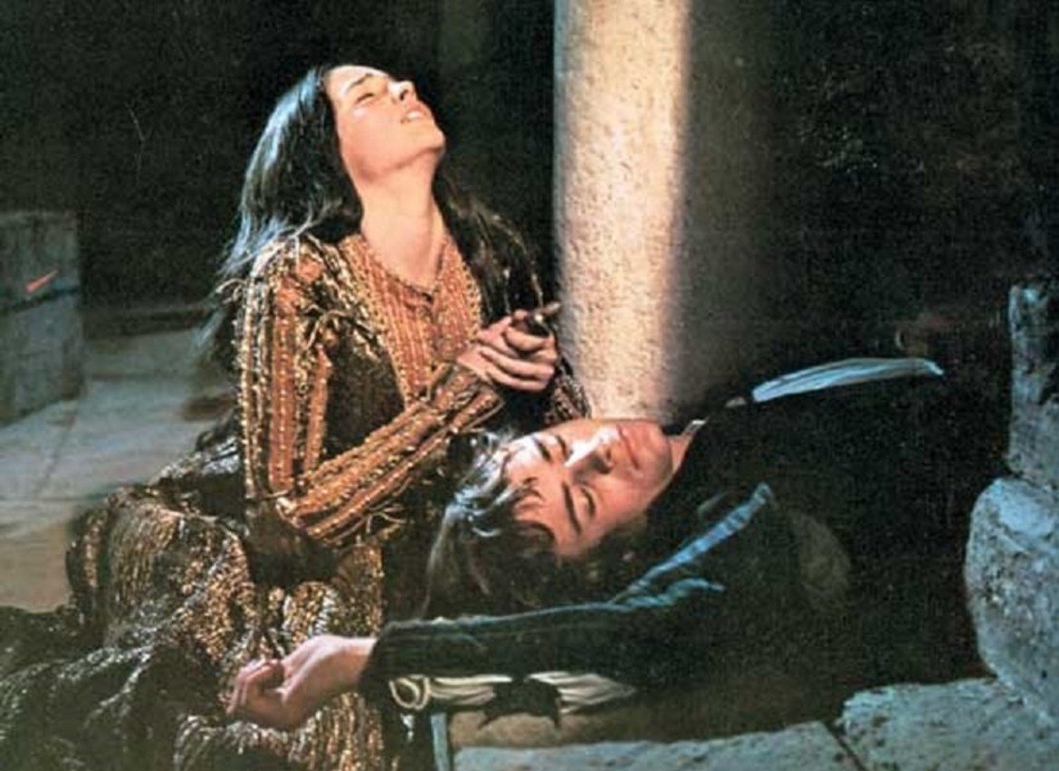  Ромео и Жулиета 

Това е вторият от общо четири филма на Франко Дзефирели, които ще бъдат представени тази есен на фестивала Киномания, този път екранизация по безсмъртната драма на Шекспир. "Ромео и Жулиета" е от 1968 г. и има две награди "Оскар" – за операторско майсторство и за костюми, както и три отличия "Златен глобус". 

Тук Дзефирели е максимално близък до оригинала като наема за главните роли млади дебютанти в лицето на Ленард Уайтинг и Оливия Хъси, които са съответно на 17 и 15 по време на снимките. Невинното излъчване на актьорите прави романтичните сцени наистина искрени и красиви. Затова и адаптацията по Шекспир се смята за един от най-добрите опити драмата му да бъде представена на голям екран.

По време на филмовия фест ще можете да гледате и "Хамлет" и "Укротяване на опърничавата", отново под режисурата на Франко Дзефирели.

Филмът е с две прожекции - на 10 и 13 ноември в кино "Люмиер Лидл".