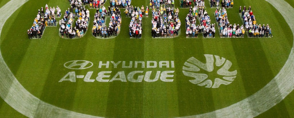 Фенове формират думите „Ние сме футбол“ по време на сезон 2011/12 в австралийския елит.