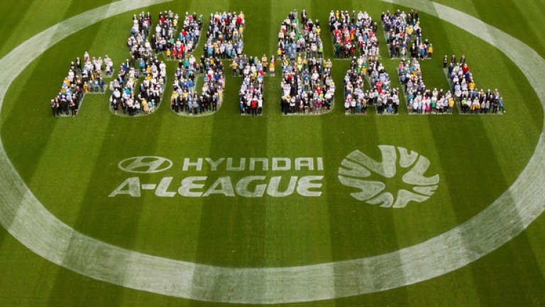 Фенове формират думите „Ние сме футбол“ по време на сезон 2011/12 в австралийския елит.