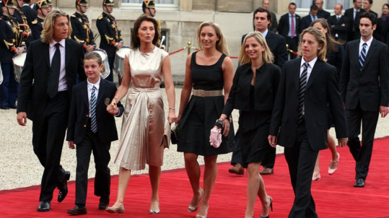 През 2007 г. Никола и Сесилия Саркози влязоха в Елисейския дворец с петте си деца (две нейни, две негови и едно общо), а излязоха поединично: тя - само няколко месеца след победата на президентските избори на съпруга й, а той - през 2012 г. с трета си законна съпруга Карла Бруни 