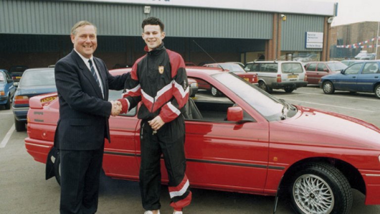 1992 г. Бизнесменът Джими Куик му подарява първия автомобил, възхитен от таланта на новата звезда на Юнайтед.