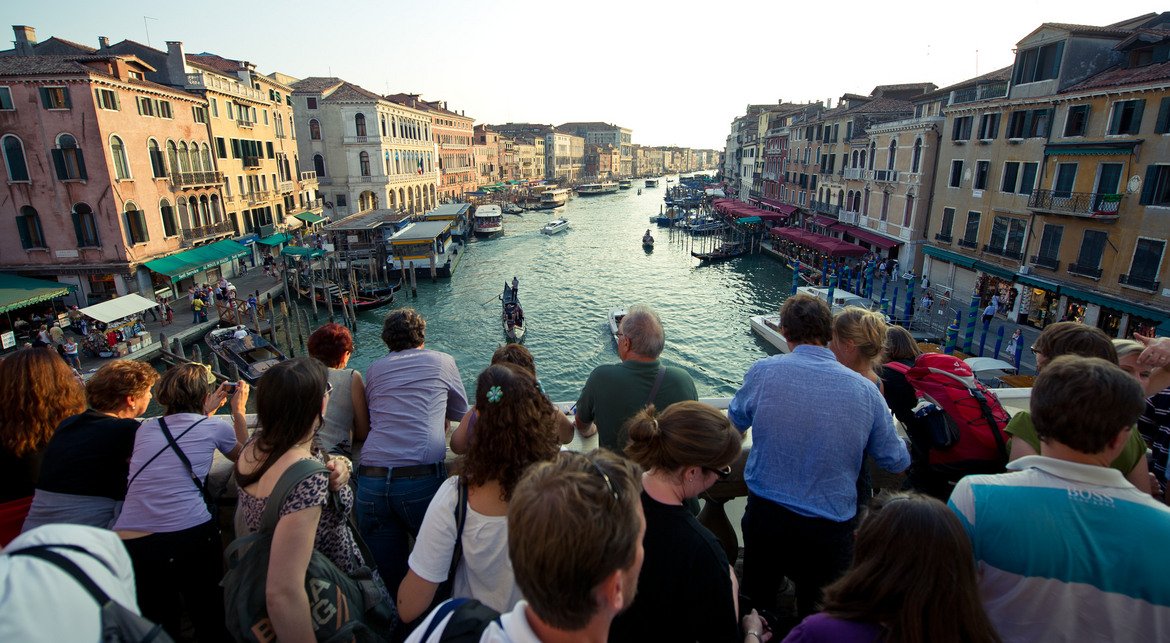 Венеция въведе патрули като връзка между полиция и туристи, забрани хотелите в центъра, вдига и някои туристически такси