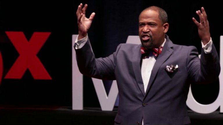 Роналд Съливан е известен с това, че кара студентите си да се упражняват и от двете страни на процеса - и като прокурори, и като защитници.
"Напълно погрешно е да се намеква, че адвокатите не могат да влизат и излизат от публичната си позиция и юридическото си представителство, или че не могат да делят двете функции една от друга", казва една от възпитаничките му - понастоящем прокурор по разследване на сексуални престъпления