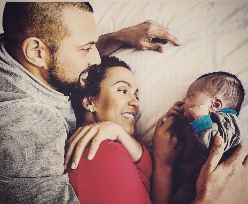 Друг щастлив татко през същия месец беше рапърът Шон Пол. Бебето се роди на 26 февруари. Музикантът и съпругата му Джоди кръстиха сина си Леви Блейз. В интервю преди появата на новороденото момченце певецът призна, че ще трябва да изчисти речника си от не