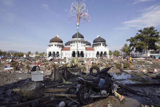 Земетресението в Индийския океан е трус с магнитуд между 9 и 9,3 по скалата на Рихтер с епицентър близо до северозападния бряг на о-в Суматра, Индонезия, предизвикало разрушителни вълни цунами. Земетресението удря в 07:58:53 местно време на 26 декември 2004 г. 

Загиват 220 000 души