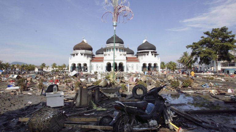 Земетресението в Индийския океан е трус с магнитуд между 9 и 9,3 по скалата на Рихтер с епицентър близо до северозападния бряг на о-в Суматра, Индонезия, предизвикало разрушителни вълни цунами. Земетресението удря в 07:58:53 местно време на 26 декември 2004 г. 

Загиват 220 000 души