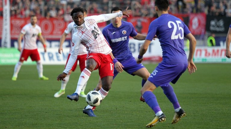 ЦСКА се разправи с Етър и вече е само на две точки от Лудогорец