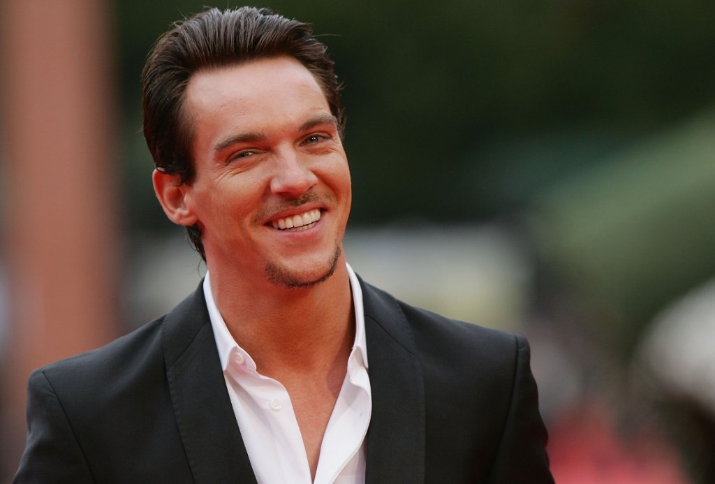 Роден е със сърдечен дефект
Актьорът се ражда преждевременно на 27 юли 1977 г. и лекарите му дават малък шанс да оцелее, тъй като има вроден сърдечен дефект. Дори им предлагат да не дават име на бебето, защото ще им е по-трудно да приемат загубата му. Но противно на лекарските прогнози, Джонатан оцелява и с времето здравословното му състояние се подобрява.