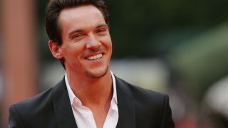 Роден е със сърдечен дефект
Актьорът се ражда преждевременно на 27 юли 1977 г. и лекарите му дават малък шанс да оцелее, тъй като има вроден сърдечен дефект. Дори им предлагат да не дават име на бебето, защото ще им е по-трудно да приемат загубата му. Но противно на лекарските прогнози, Джонатан оцелява и с времето здравословното му състояние се подобрява.