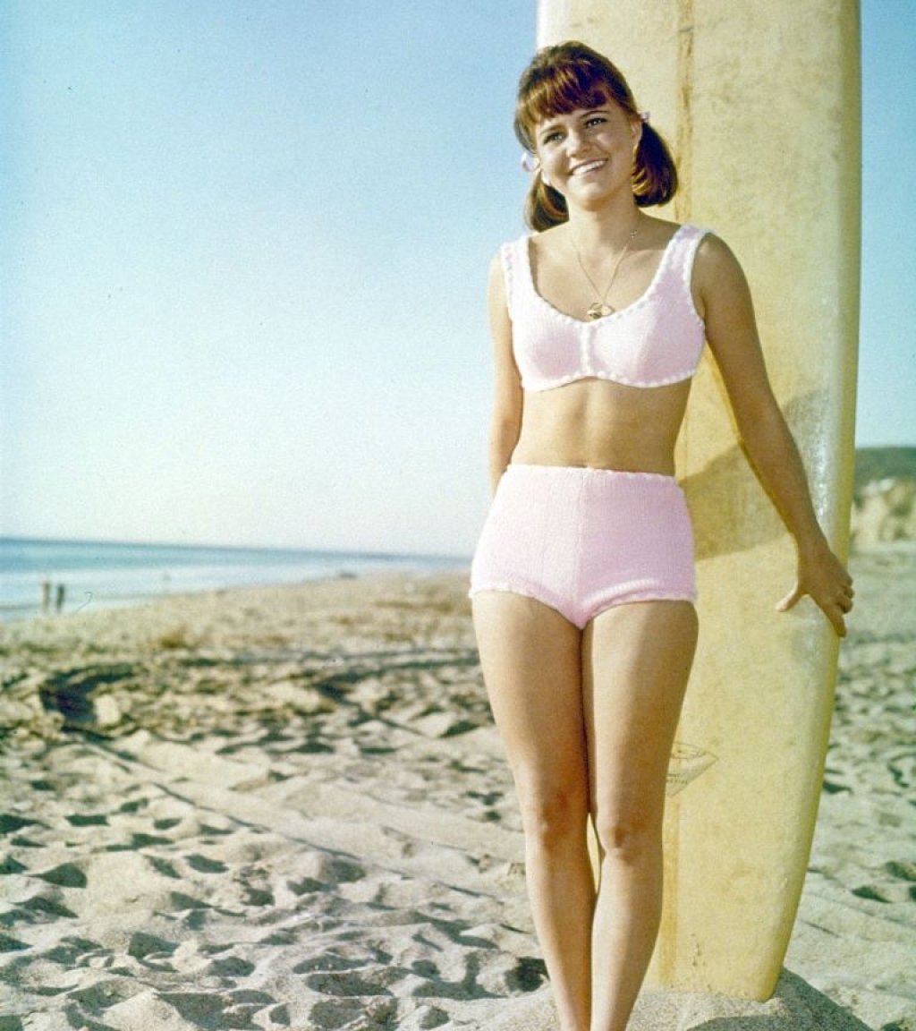Сали Фийлд в \"Gidget\" (1965) става най-известната сърфистка на деня. А банският й е типичен за стила на добрите момичета от средата на 60-те. 