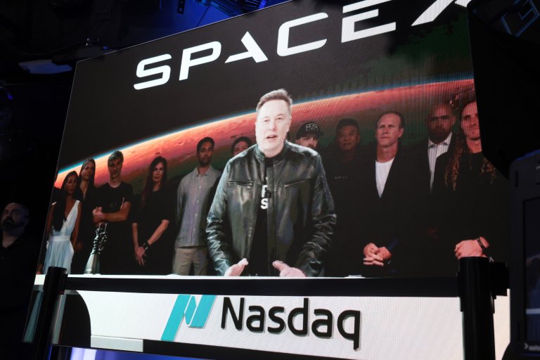 Илон Мъск обяви излизането на космическата си компания SpaceX на борсовия пазар на специално събитие в кампуса на компанията - Старбейз в Тексас.