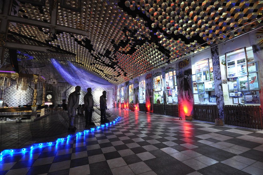 Ukrainian_National_Chornobyl_Museum_resembling_the_reactor_that_suffered_the_catastrophic_failure_(reactor_core_surrounded_by_blue)_(8601829126)