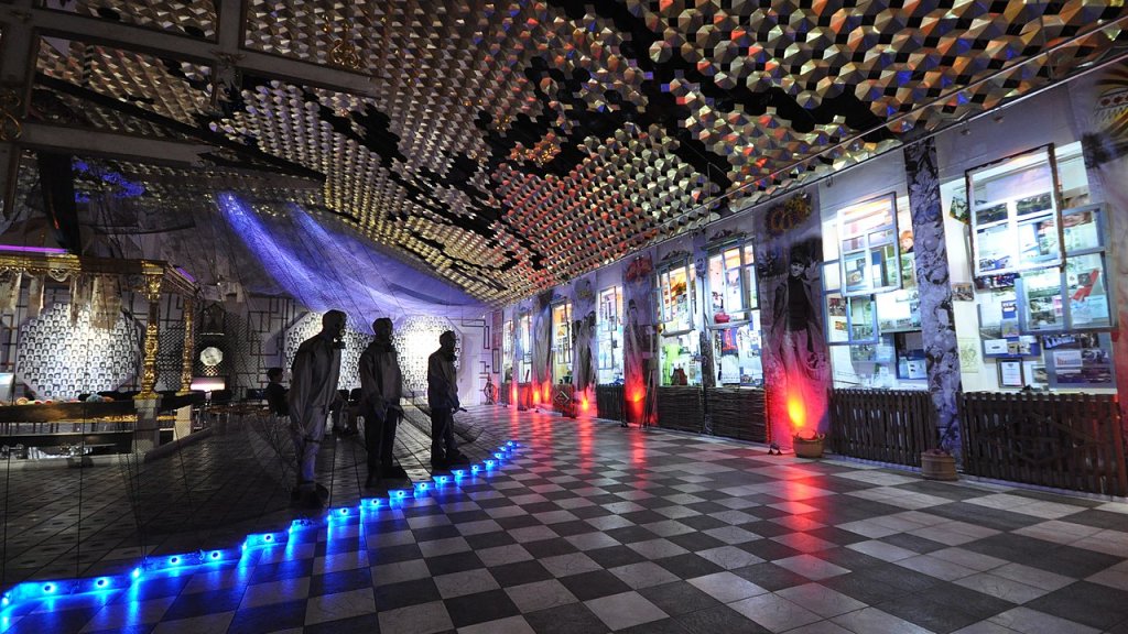 Ukrainian_National_Chornobyl_Museum_resembling_the_reactor_that_suffered_the_catastrophic_failure_(reactor_core_surrounded_by_blue)_(8601829126)