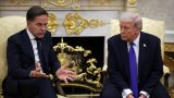 Цел на американските мерки са двете най-големи руски петролни компании (на снимката: генералният секретар на НАТО Марк Рюте и Доналд Тръмп на среща в Белия дом)