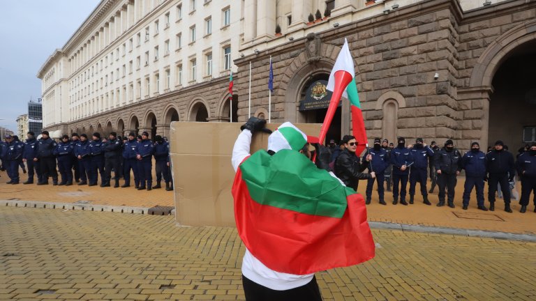 "Възраждане" на протест срещу мерките, Петков излезе да говори с тях (Снимки)