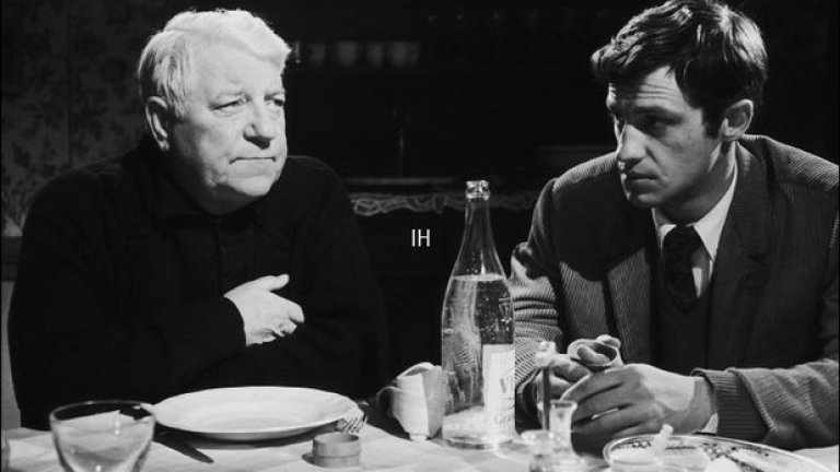 5. Маймуна през зимата, Un singe en hivers (1962) 

Филмът е заснет по великолепната книга на Антоан Блонден, който твърдеше, че не бил „алкохолизиран писател, а алкохолик, който пише“. Благодарение на филмовата адаптация по романа му ставаме свидетели на първата среща между Жан Габен и Жан-Пол Белмондо. През 1941 г. Габен напуска окупирана Франция на върха на славата си, за да започне отначало кариерата си в САЩ. Две години по-късно се записва в освободителната френска армия през 1943 г. След освобождението обаче се оказва, че в киното няма работа за някогашната звезда. Почти липсват режисьори и продуценти, готови да работят с него. Едва след срещата си с Мишел Одиар и „Не пипайте парите“ през 1954 г. (когато се запознава с Лино Вентура) Жан Габен успява да си върне звездния ореол във Франция.

Тук до него застава Жан-Пол Белмондо, млад и енергичен актьор, който се е прочул две години по-рано с „До последен дъх“. Срещата между „стареца“ и онзи, когото по-късно ще нарече „Бебел“, е истинско откровение. Двамата актьори се разбират перфектно, достатъчно е да гледате филма, за да почувствате приятелството, което ги свързва. Габен казва на Белмондо: „Момченце, ти си моите 20 години“. Третият човек, на когото филмът дължи успеха си (освен плеядата отлични актьори като Сюзан Флон), е отново Мишел Одиар, който успешно пренася книгата на филмовия екран и прекроява диалозите, така че да паснат на двамата великани на киното. 

Известни реплики от филма: 

Жан Габен: Мосю Ено, ако тази глупост не се покрива от социалните осигуровки, ще се озовете в сламата!

Жан Габен към Сюзан Флон: 
ЖГ: Знаеш ли, моя мила Сюзан, ти си пример за съпруга. 
СФ: О!
ЖГ: Ами да, ти имаш само хубави качества. И физически си остана такава, каквато се надявах да бъдеш. Щастие по конец. И да ти призная, ако трябваше да се върна назад – мисля, че отново бих се оженил за теб... Но ти ме подлудяваш. 
СФ: Албер!
ЖГ: Подлудяваш ме нежно, грижовно, с любов. Но въпреки това ме подлудяваш!