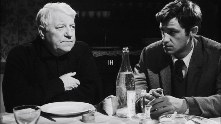 5. Маймуна през зимата, Un singe en hivers (1962) 
Филмът е заснет по великолепната книга на Антоан Блонден, който твърдеше, че не бил „алкохолизиран писател, а алкохолик, който пише“. Благодарение на филмовата адаптация по романа му ставаме свидетели на първата среща между Жан Габен и Жан-Пол Белмондо. През 1941 г. Габен напуска окупирана Франция на върха на славата си, за да започне отначало кариерата си в САЩ. Две години по-късно се записва в освободителната френска армия през 1943 г. След освобождението обаче се оказва, че в киното няма работа за някогашната звезда. Почти липсват режисьори и продуценти, готови да работят с него. Едва след срещата си с Мишел Одиар и „Не пипайте парите“ през 1954 г. (когато се запознава с Лино Вентура) Жан Габен успява да си върне звездния ореол във Франция.
Тук до него застава Жан-Пол Белмондо, млад и енергичен актьор, който се е прочул две години по-рано с „До последен дъх“. Срещата между „стареца“ и онзи, когото по-късно ще нарече „Бебел“, е истинско откровение. Двамата актьори се разбират перфектно, достатъчно е да гледате филма, за да почувствате приятелството, което ги свързва. Габен казва на Белмондо: „Момченце, ти си моите 20 години“. Третият човек, на когото филмът дължи успеха си (освен плеядата отлични актьори като Сюзан Флон), е отново Мишел Одиар, който успешно пренася книгата на филмовия екран и прекроява диалозите, така че да паснат на двамата великани на киното. 
Известни реплики от филма: 
Жан Габен: Мосю Ено, ако тази глупост не се покрива от социалните осигуровки, ще се озовете в сламата!
Жан Габен към Сюзан Флон: 
ЖГ: Знаеш ли, моя мила Сюзан, ти си пример за съпруга. 
СФ: О!
ЖГ: Ами да, ти имаш само хубави качества. И физически си остана такава, каквато се надявах да бъдеш. Щастие по конец. И да ти призная, ако трябваше да се върна назад – мисля, че отново бих се оженил за теб... Но ти ме подлудяваш. 
СФ: Албер!
ЖГ: Подлудяваш ме нежно, грижовно, с любов. Но въпреки това ме подлудяваш!