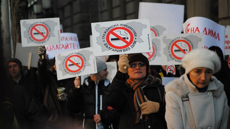 У нас все още се налага граждани да излизат на улиците в защита на забраната за пушене на закрито