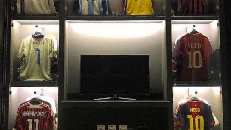 Стефан Ел Шаарауи има две фланелки на Меси на преден план в колекцията си