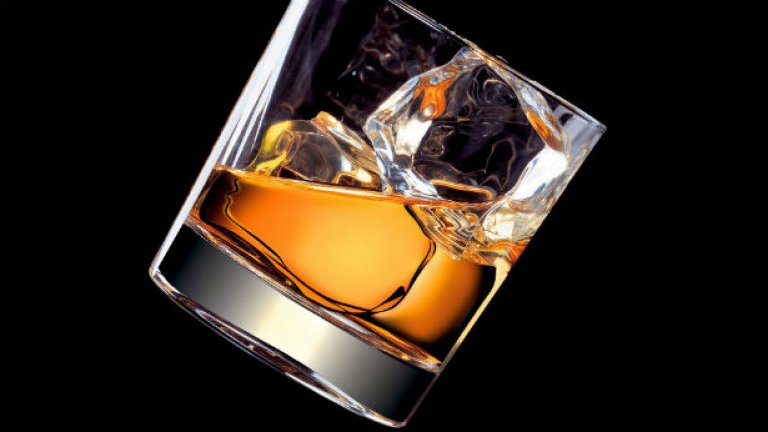 Движението на красивите ледени кубчета в стъклена чаша с уиски е маркетингов трик, създал потребителски навик