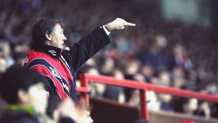 Преди да вдигне трофея през сезон 1990/91, Юнайтед отстрани унгарския ФК Печ след 2:0 в първия мач и победа с 1:0 в реванша.