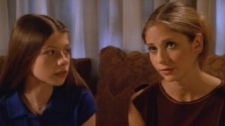 “Бъфи, убийцата на вампири”
Ако сте били дете или тийнейджър в края на 90-те и началото на века, със сигурност си спомняте Мишел Трактенбърг в ролята на вечно хленчещата Даун от “Бъфи, убийцата на вампири”. Актрисата играеше малката сестра на главната героиня Бъфи (Сара Мишел Гелар). И като типичното момиче, което току-що е влязло в пубертета, основната работа на Даун беше да досажда на по-голямата си сестра и приятелите ѝ.