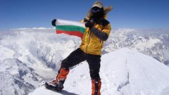 Алпинистът, който покори хималайския връх Манаслу (8156 м) и постави рекордно постижение за България, все още е на командно дишане след претърпяния пътен инцидент вчера