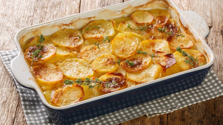 Огретен със сиренаТова е идеалният начин да оползотворите разнообразни парчета сирене, които са останали в хладилника. За огретена килограм картофи се белят, режат на не много тънки кръгове и се сваряват леко в подсолена вода. През това време смесваме 200 милилитра течна сметана със сирена по избор – бяло саламурено, кашкавал, гауда, чедар, синьо сирене и други.

Добавя се черен пипер и малко индийско орехче. Сглобяваме огретена, като на дъното на намаслена тава редим половината картофи, заливаме с половината смес със сирена и повтаряме процедурата. Печем в добре загрята на 200 градуса фурна до златисто.