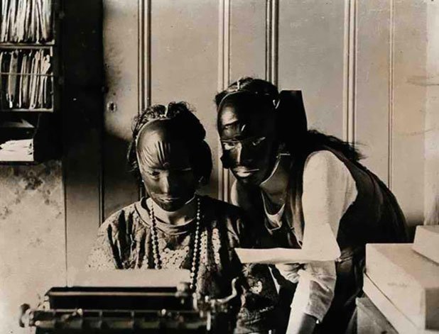 Така са изглеждали маските за красота през 20-те години на миналия век, за да се отърват дамите от бръчки и несъвършества