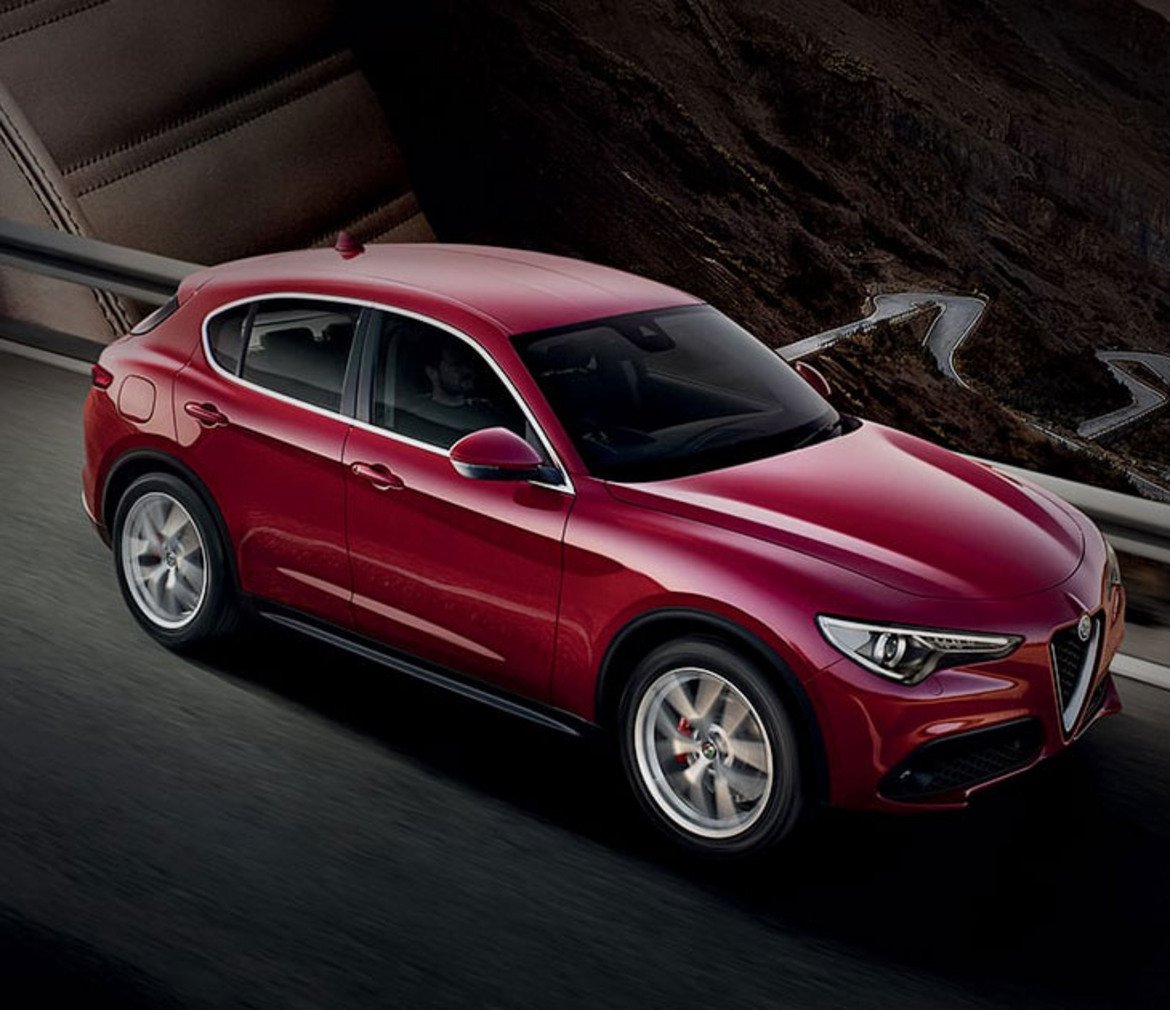  Alfa Romeo Stelvio 

Stelvio e първият SUV на Alfa Romeo. Моделът е с революционна Q4 система за задвижване на колелата. Таблото е с 8,8-инчов дисплей и 3D навигация. Бензиновият двигател предлага до 280 конски сили, докато дизеловият е с 210 конски сили. И двата са с осемстепенна автоматична трансмисия. 