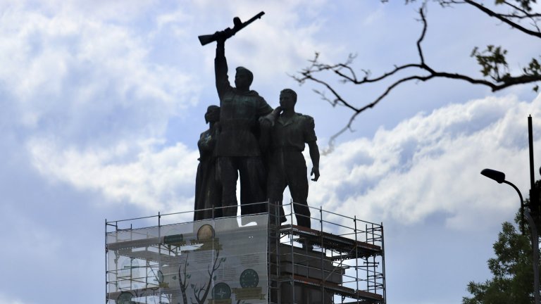 Паметникът на съветската армия трябва да си ходи от центъра на София, но трябва да се знае много ясно защо