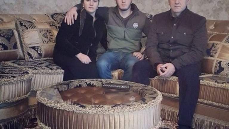 Нажуд Гучигов има жена и 20-годишен син, но по официални документи никога не е бил женен