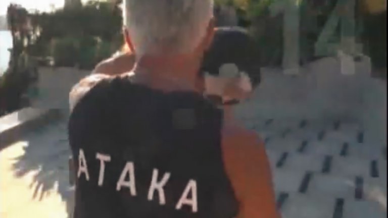 Волен Сидеров
Всички помним онази бойна реклама, в която Сидеров си прави спаринг с инструктор в някакъв спортен клуб, а отдолу върви посланието "Сидеров в АТАКА!". Е, лидерът на Атака не крие, че харесва бойните изкуства и че периодично ходи да тренира.