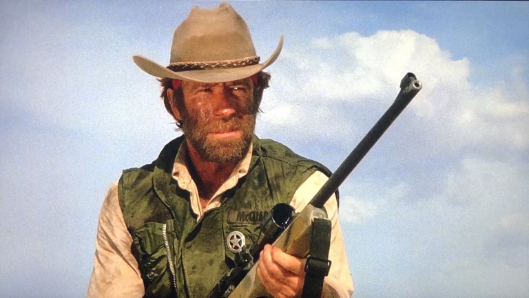 Маккуейд от “Самотният вълк Маккуейд”
Няма да е коректна класацията с най-жилавите екшън герои, ако в нея отсъства Чък Норис. А “Самотният вълк от Маккуейд” е добър пример за неговия корав и свръхмъжествен образ на екран.
Дори след като е заровен жив, Маккуейд се нуждае само от една бира и непречупващата си воля, за да се изрови сам от гроба и да постави на място враговете си. Къде по-жилаво от това?