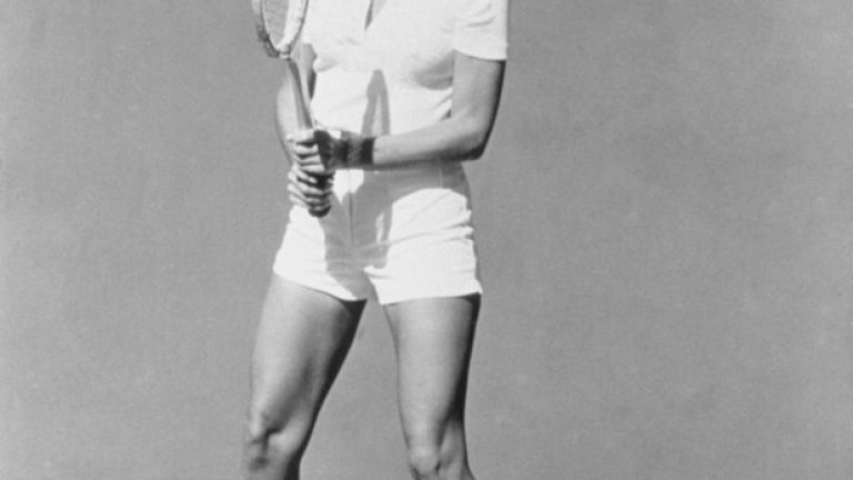 Фара Фосет през 70-те години

Къдрава коса, бронзов загар, лек грим и поддържано тяло - 70-те години създават модата на спортните момичета, които не правят компромиси с женствеността си. 

По това време Фара Фосет се възприема за една от най-красивите жени на десетилетието.