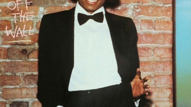 Michael Jackson – Off the Wall (1979)
Лъчезарният Майкъл Джексън е готов за танци и от този кадър личи, че иска да покани и вас с него.