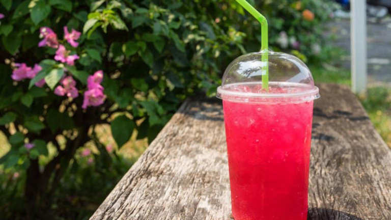 2. Богати на захар течности. Като дете може и да сте обожавали фрешовете и соковете, но съвсем не са най-добрият вариант за хидратация преди тренировка. Повечето такива напитки съдържат високо-фруктозен сироп от царевица, който забавя функцията на черния дроб и метаболизма. Ако искате аромат във водата, направете го, добавяйки пресни цитрусови плодове, горски плодове, мента или босилек. Или пийте кокосова вода, която ще ви набави електролитите, които ще изгубите докато се потите.