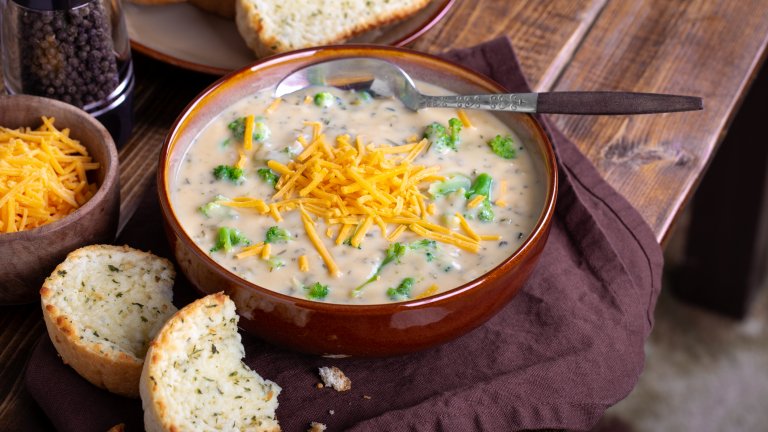 Супа с броколи и чедарТази супа не е толкова лека, но пък спокойно може да мине за лека вечеря, след която не се полага десерт. В дълбока тенджера с дебело дъно загрейте мазнина по избор и запържете в нея глава лук и стрък целина. Прибавете четвърт чаша брашно и разбъркайте добре, след което добавете и три чаши бульон - пилешки или зеленчуков. 
Овкусете със сол и пипер и добавете един морков на кубчета и голяма глава броколи, накълцана на розички. Изчакайте броколито и морковът да омекнат и изсипете чаша прясно мляко и три чаши настърган мек чедар. Разбъркайте добре и сервирайте с още малко чедар отгоре.