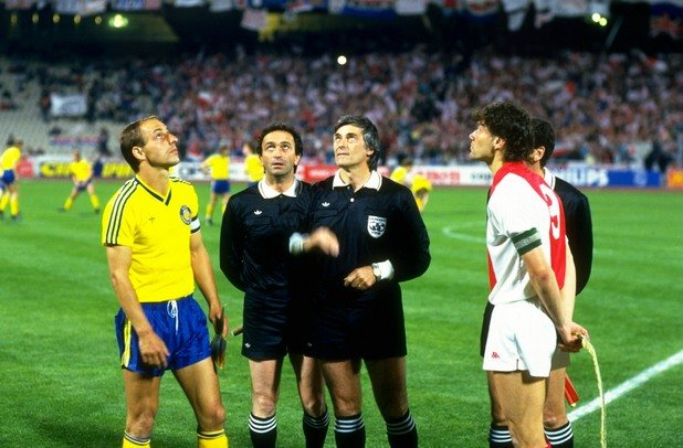 Аякс, 1987 г.
Марко ван Бастен (вдясно) е капитан на Аякс в последния си мач за клуба. В Атина, с треньор Йохан Кройф (също си тръгва след това), холандският гранд печели с 1:0 срещу Локомотиве (Лайпциг). Голът е точно на Ван Бастен, а дни след него Милан плаща колосални за тогава пари и прибира нападателя. Кройф поема Барселона.