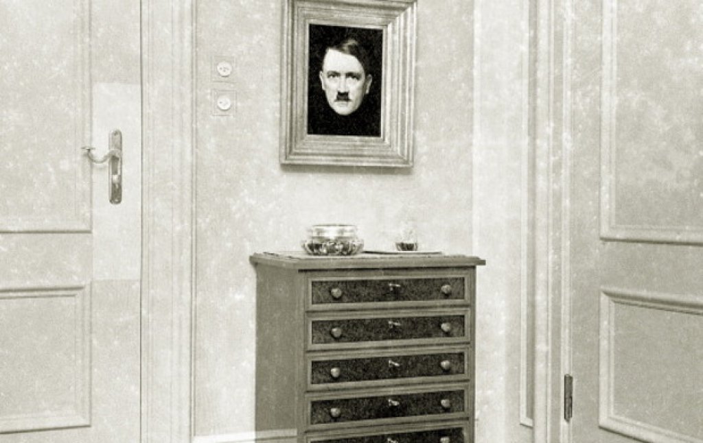 Портрета на Хилтер, закачен в стаята на Ева Брауб в Бергхоф, 1937-ма