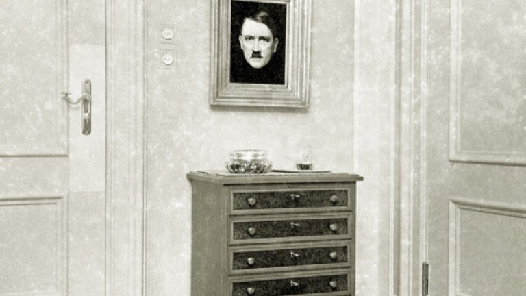 Портрета на Хилтер, закачен в стаята на Ева Брауб в Бергхоф, 1937-ма