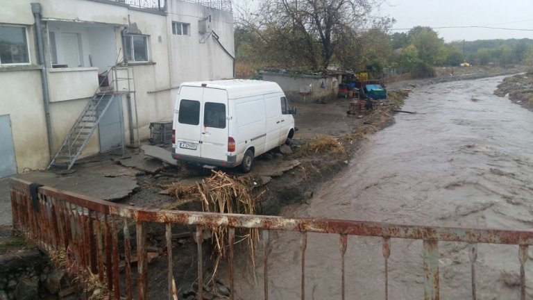 Село край Монтана остана под вода след бурята