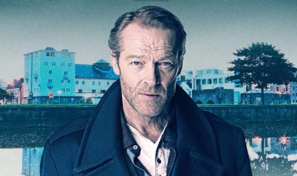 "Джак Тайлър" (Jack Taylor)
Познавате актьора Иън Глен като сер Джора Мормон от Game of Thrones, но тук може да го видите в различно амплоа. Неговият герой Джак Тайлър е бивш служител на националната полиция в ирландския град Голуей, който след напускането на органите на реда става частен детектив. А от полза му е това, че познава изключително добре улиците на родния си град и че разполага с множество контакти. И подобно на класическите литературни детективи, Тейлър често прекалява с чашките.
Сериалът в типичен британски стил има три сезона от по три епизода, които са си едни малки филми, но могат да запълнят вечерите ви за седмица-две. Jack Taylor е наличен в Netflix.