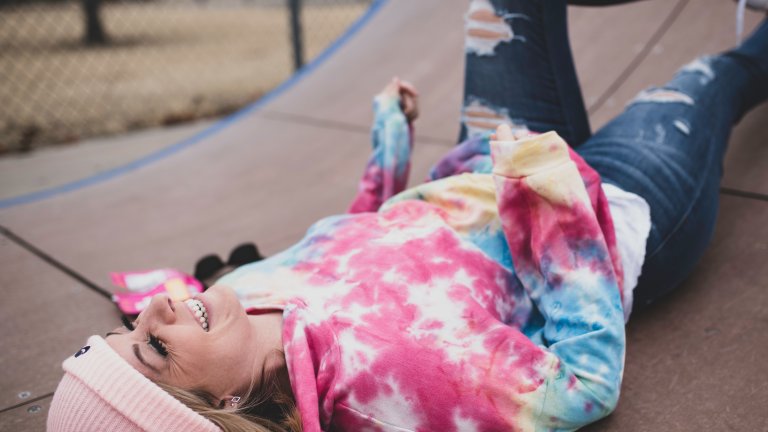 Шарено в стил "Тай-дай"
Многото цветове на едно място винаги носят добро настроение. Техниката за боядисване на текстил тай-дай е идеалният пример в този случай. Крайният резултат напомня на 60-е години, а най-хубавото е, че ако получите вдъхновение, може да си го направите и сами вкъщи. Трябват ви само любимите ви цветни бои, въображение и доза търпение.