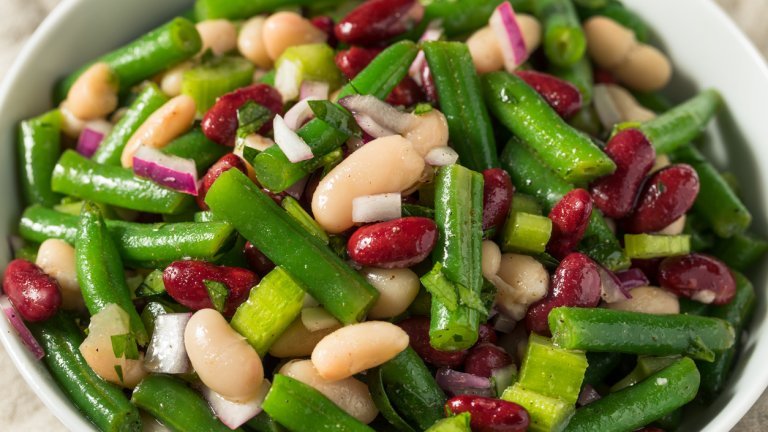 Салата с три вида бобКонсерва бял, консерва червен и консерва зелен боб се отцеждат и смесват внимателно в дълбока купа, за да не се смачкат зърната. Към това добавяме връзка магданоз, накълцана на много ситно, и глава червен лук, отново на ситно. Заливаме с дресинг от зехтин, оцет, малко сол и малко захар, подправяме с черен пипер и поднасяме.