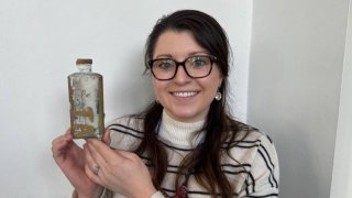 abby-pendlebury-with-the-note