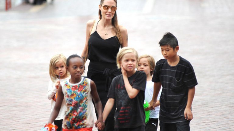 На Анджелина Джоли никак не й е лесно с 6 деца, от които поне 4 вече са в училищна възраст