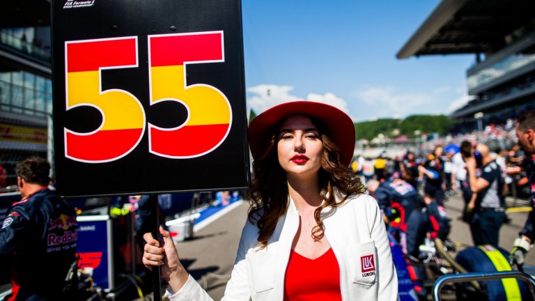 Защото нашите са най-красиви: Русия иска връщане на момичетата във Формула 1