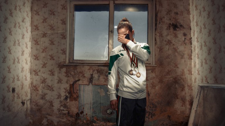 Портрет на Цветелина Цветанова, родена на 27 февруари 1996 година във Видин. Тя е четирикратна световна шампионка по самбо във възрастова група за девойки до 18 години и два пъти Европейска шампионка за девойки по самбо. Два пъти печели бронзов медал по джудо на Европейско и Световно първенство. Притежава златен медал и Европейската купа по джудо за 2012 година и 2015 година