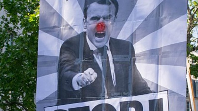 Да бъдеш обичан или да се страхуват от теб - Еманюел Макрон не е нито едно от двете... и трябва да направи нещо по този въпрос.